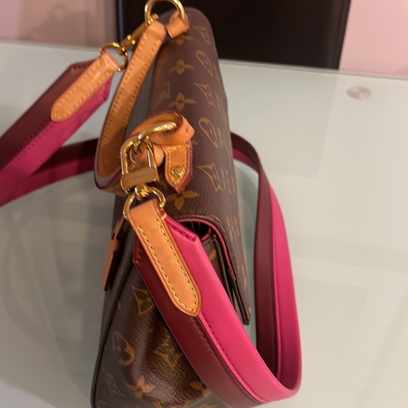 Authentic LV Cluny Bag in Monogram - Picture 9 of 10